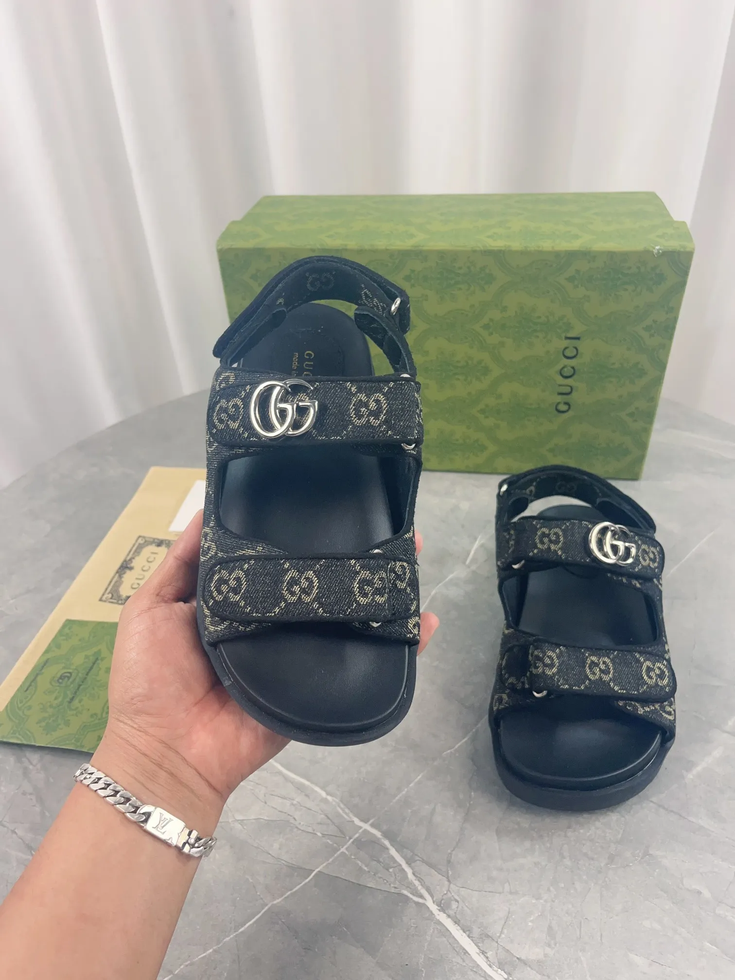 👟👟Ex-factory price 520👟👟 2024 Gucci presbyopic fabric sandals, Gucci special presbyopic canvas fabric with double G metal buckle, fabric: double G presbyopic/imported cowhide, lining: cow lining, outsole: rubber outsole, size: 35-42